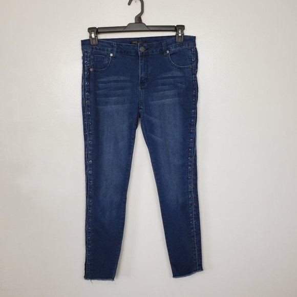 Romeo & Juliet Couture Medium Wash Skinny Jeans w/Grommet Detail, Size L - Picture 1 of 10